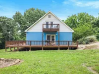 The Blue Llama | Pets OK | Llama Loft | Fire Pit | Fenced Yard | Off Nelson 151 Hotels in Rockfish