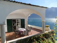Elegant villa directly on the lake