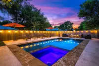 The Live Oak Haus (Sleeps 19) - 6 Bed | 6 Bath | Pool + Hot Tub + Fire Pit