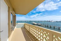 Luxury condo with stunning intracoastal water views, near downtown West Palm Bch