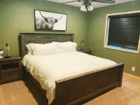 Gorgeous Chalet Cabin w/NEW HOT TUB near National Parks and loaded w'/Amenities!