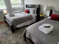 Charming Bloomingdale Row Home with Deck and Parking 블루밍데일 호텔