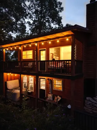 Exquisite views of Shawnee National Forest seen from a private, covered hot tub. Отели в г. Альто Пасс Пресинкт