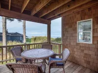 Oceanfront Home, Lighthouse, Beach Access, Spectacular Sunsets, Newly Remodeled Hotels in Coos Bay