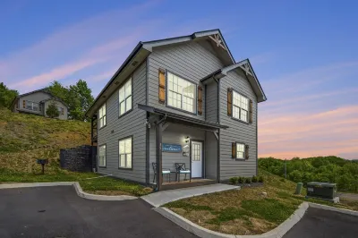 Minutes to Dollywood! Hot Tub, Game Room, Main Floor King Bdrm, Bunkroom! Hotels near RainForest Adventures Zoo