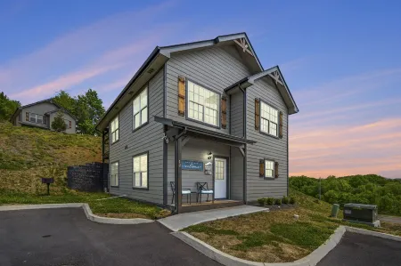 Minutes to Dollywood! Hot Tub, Game Room, Main Floor King Bdrm, Bunkroom! Отели рядом с достопримечательностью «Зоопарк Рейнфорест Адвенчерс»