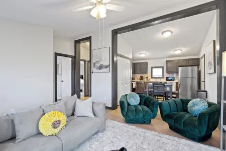 5 mins to Grand Park, 15 mins to Ruoff, pet-friendly, peaceful environment!