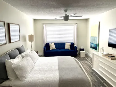 A rental that lets you live like a local – only better. Отели рядом с достопримечательностью «Oasis Beach»