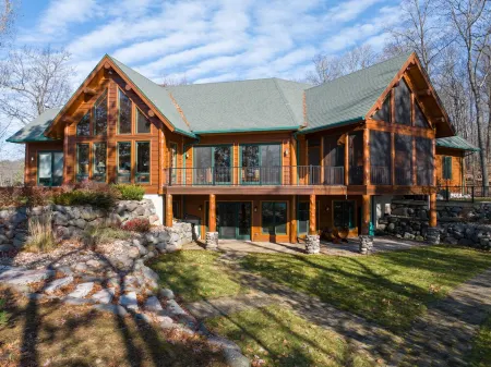 Custom-Bulit Log Cabin Family Friendly home on Round Lake, close to trails!