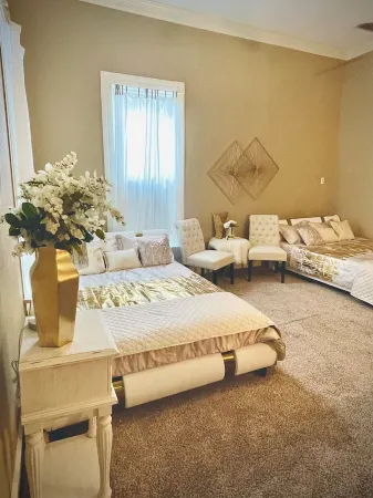 Historic Home Near Military Base/Colleges & 10 Min to la Boardwalk/Sleeps 16-18.