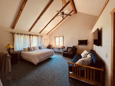 Cozy & Convenient | Excellent Fishing Location - Wild West Layover Hotels near Upper Mesa Falls