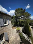 From the top of its terraces and garden, breathtaking views of the Luberon