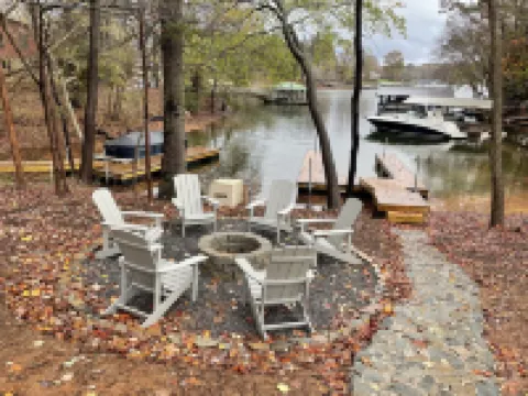 New waterfront house on Lake Norman/private dock 폴스타운 호텔