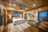 Trophy Buck Lodge - 5 bedroom + 5 ensuite bath Luxury Cabin - Centrally Located