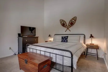 Cozy Mountain Getaway - 2 Bedroom + Loft Отели в г. Брайан Хед