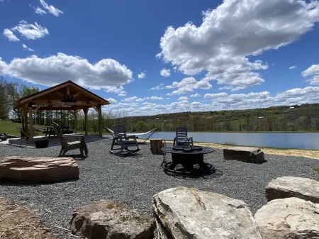 Gorgeous views -Beautiful pond - Fishing- Swimming- Privacy -Pet Friendly-Hiking