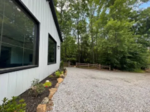 Golden Acres Barn with Hot Tub+Firepit+Game Loft, & Mountain views, creek access