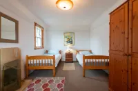 Lovely foresters cottage, amazing Loch Ness views, private beach, pets welcome