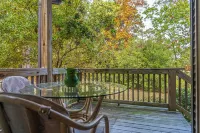 Cypress Creek Golf Retreat. Pool and Minutes from Downtown!