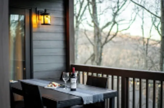 Modern Luxe Treetop Retreat-Hot Tub, Gas Fire Pit, Steps to Ski! Guest Favorite!