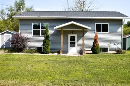 Bright & Private Home ~ Close To Downtown MQT