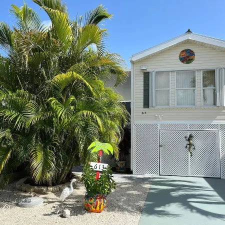 Wonderful Chalet, with Terrace & Private Patio – 20 miles from Key West.
