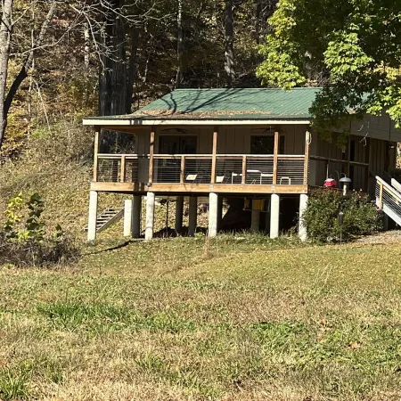 Secluded Couple’s one bedroom creek view cabin on Craigs Creek in Oriskany Va. Отели в г. Ботетот