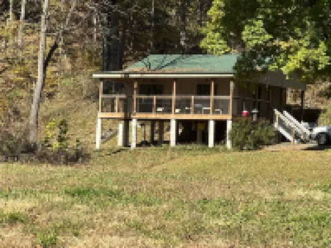 Secluded Couple’s one bedroom creek view cabin on Craigs Creek in Oriskany Va.