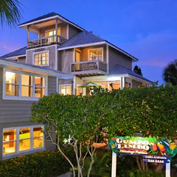 Stunning 1-Bedroom, Remodeled Apartment Overlooking Pool Near the Beach