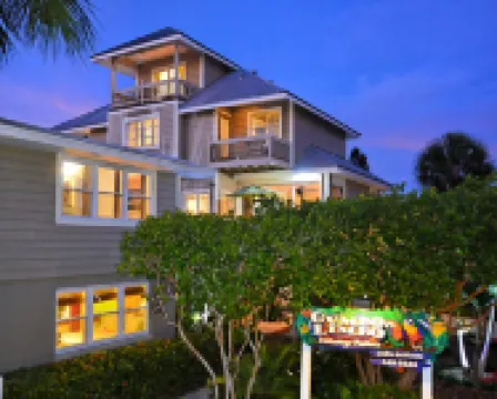 Stunning 1-Bedroom, Remodeled Apartment Overlooking Pool Near the Beach