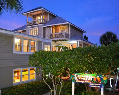 Stunning 1-Bedroom, Remodeled Apartment Overlooking Pool Near the Beach
