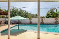 Downtown Cocoa Beach, Heated Pool House Next to Beach - สระว่ายน้ำส่วนตัว