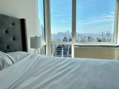 Million dollar view 2-bedroom apartment in Manhattan New York with fitness room