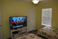 Come enjoy some laid-back beach vibes. Walk to the beach, shops, restaurants.