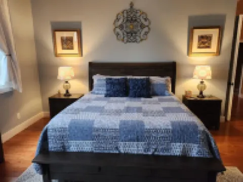 DOWNTOWN 2ND FLOOR LUXURIOUS CONDO 3 BLOCKS OFF BROADWAY IN A QUIET NEIGHBORHOOD