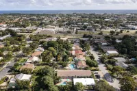 Downtown Pool Home| Mins to Beach | Cabana service