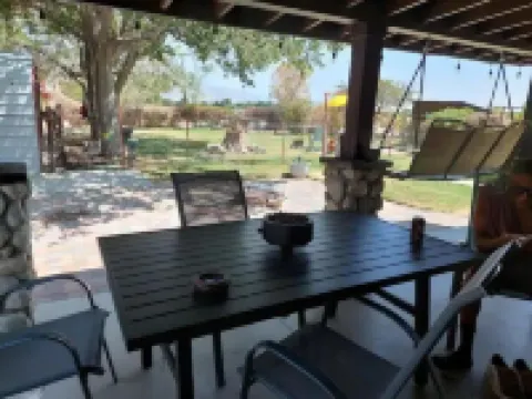 Large country home with 3 rooms and 3 baths Hotels in Lone Pine