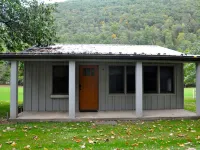 Cozy and relaxing, Modern Creekside, Trailside, Waterfront  Cottage, fiber Wifi Hotels in McHenry Township