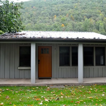 Cozy and relaxing, Modern Creekside, Trailside, Waterfront  Cottage, fiber Wifi