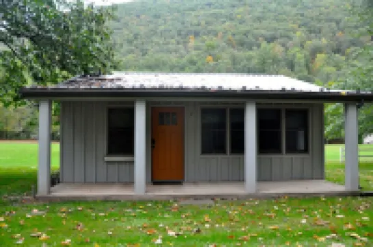 Cozy and relaxing, Modern Creekside, Trailside, Waterfront  Cottage, fiber Wifi