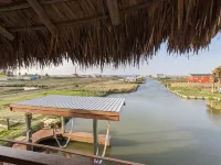 House on the bay. Fishing, crabbing, boating, kayaking close to Galveston.