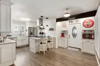 Cheerful 4-bedroom house with free parkings.