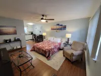 Tis' Time Getaway. Just a few blocks from beautiful Lake Erie!