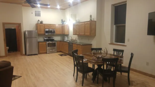 Logde sleeps 11 ...set up for exploring the Mississippi River or Driftless Area.