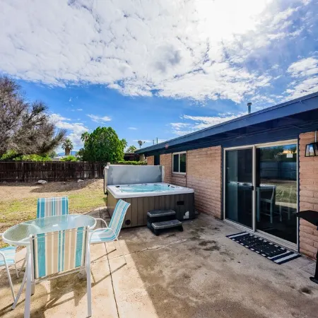 Oasis on Palm-  Private and Quiet ~ Sparkling Pool and Spa!