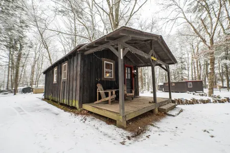 Lakeside Cabin on Beach Pond with Sauna and Beach Access