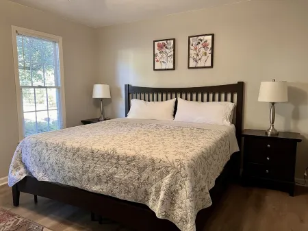 Comfortable, Clean, and Convenient to Everything!