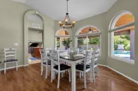 Pickleball, Pool, Hot tub, Firepit, Mini-putt, 5 BRs, Sleeps up to 15! Luxury