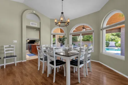 Pickleball, Pool, Hot tub, Firepit, Mini-putt, 5 BRs, Sleeps up to 15! Luxury