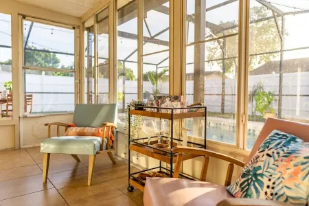 Fully Equipped Pool House- 5 mins from Downtown Melbourne